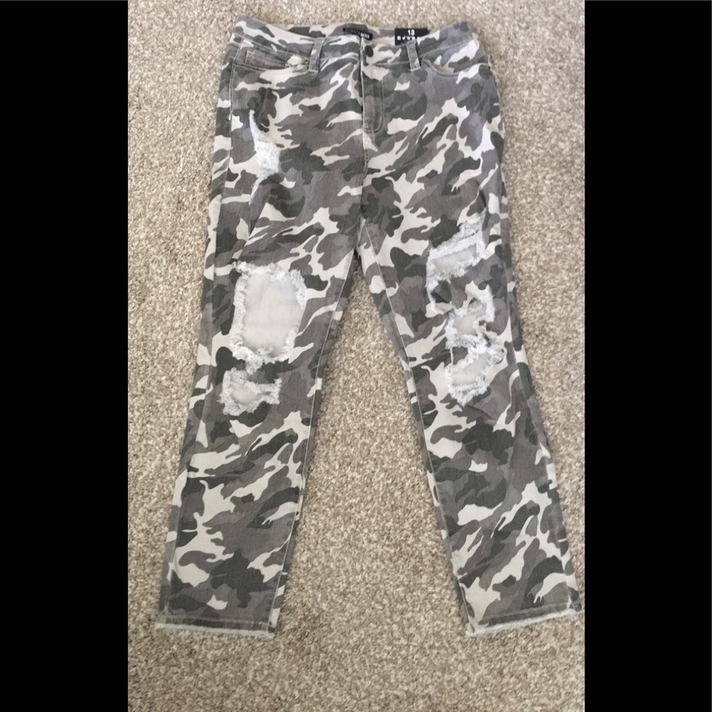 New w/Tags crop jeans by FashionNova - size 13